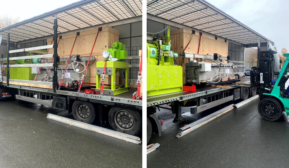 Das erste Bild zeigt den Innenraum eines LKWs, in dem die Konformanlage in Einzelteilen angeliefert wird. Mit einem Gabelstapler wird auf dem zweiten Bild ein Teil der Konformanlage aus dem LKW gehoben.